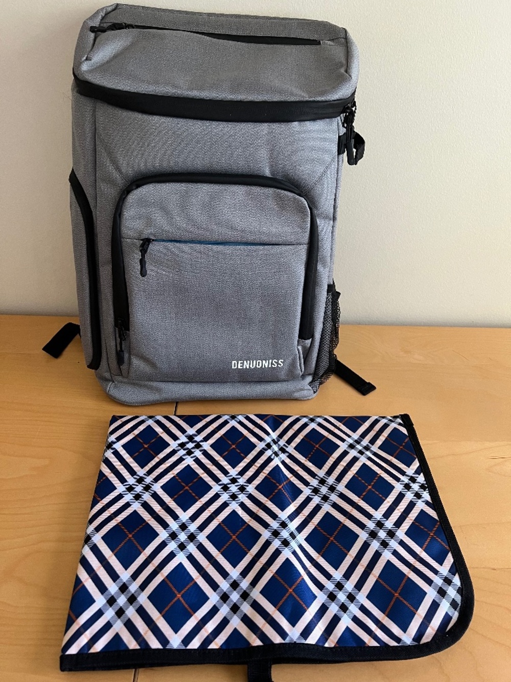 DENUONISS Cooler Backpack with Mat New